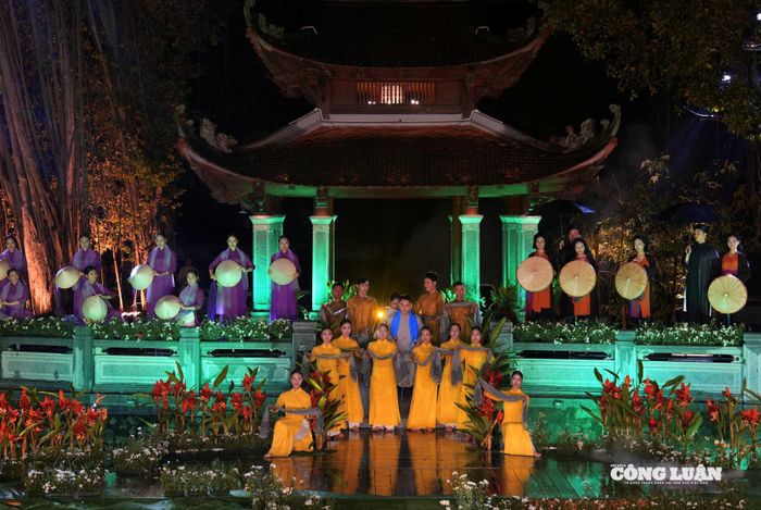 Nhiều tiết mục trình diễn áo dài đặc sắc khác gây ấn tượng lớn cho người dân và du khách quốc tế.
