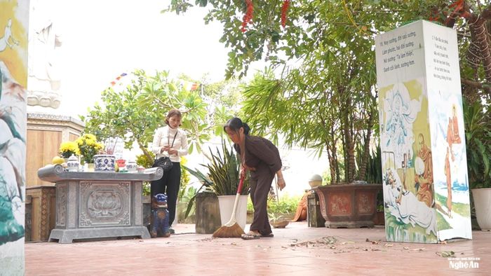 Mỗi tháng 2 lần, bà Loan đến nương nhờ tại một ngôi chùa nhỏ trên địa bàn xã.