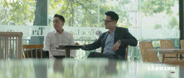 Triển có cuộc gặp bí mật với luật sư của bị cáo Kỷ trong tập 4 phim Lằn ranh.