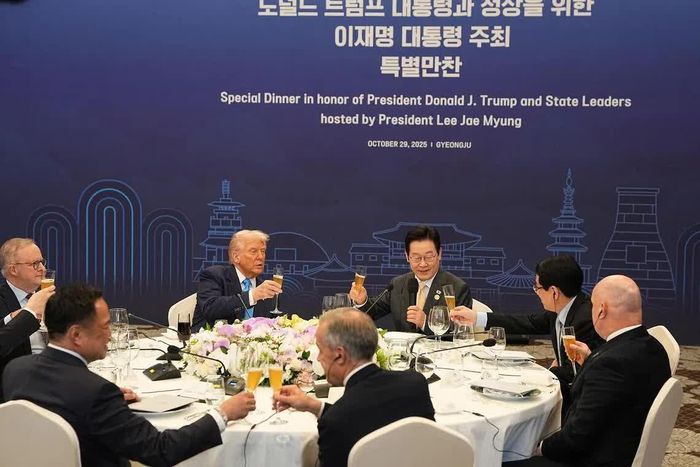 Tổng thống Hàn Quốc Lee Jae Myung chủ trì bữa tiệc tối dành cho các nhà lãnh đạo tham dự Tuần lễ Cấp cao APEC 2025. Ảnh: NYT