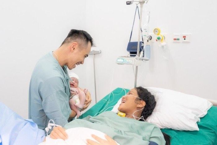 Vợ chồng Hoa hậu H'Hen Niê đón con đầu lòng hồi tháng 9/2025.