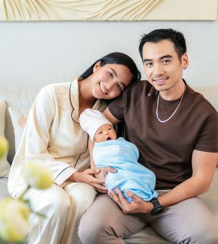 Vợ chồng H'Hen Niê hạnh phúc khi có thêm thành viên mới.