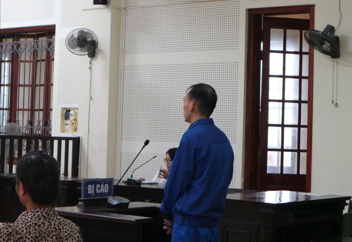 Bị cáo Vũ Thành Trung khai vì mới ra tù chưa có việc làm nên lừa đảo. Ảnh: Trần Vũ