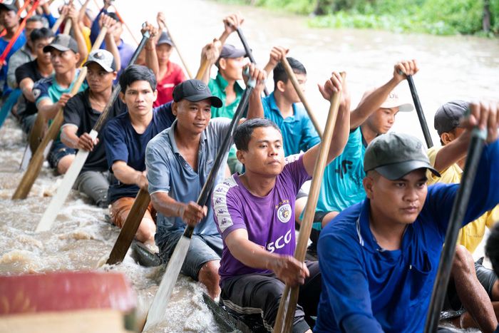 Đội ghe ngo chùa Sóc Sâu 1 tập luyện chuẩn bị thi đấu giải đua ghe ngo tại Ngày hội văn hóa, thể thao và du lịch đồng bào Khmer tỉnh lần thứ XVII năm 2025. Ảnh: LÊ TRUNG HIẾU