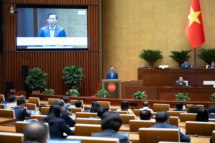 Chủ nhiệm Ủy ban Kinh tế và Tài chính Phan Văn Mãi trình bày báo cáo thẩm tra. Ảnh: Media Quốc hội.