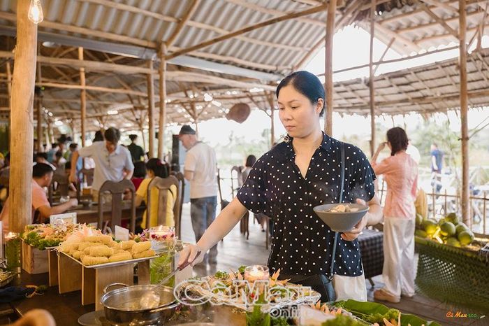 Du khách thưởng thức ẩm thực tại Khu Du lịch sinh thái Cà Mau Eco.