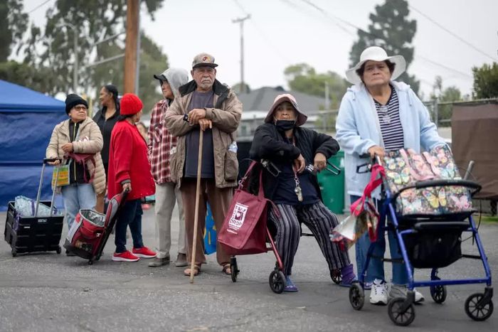  Người dân xếp hàng nhận thực phẩm tại một nhà thờ ở Long Beach vào thứ Bảy. Ảnh: Los Angeles Times 