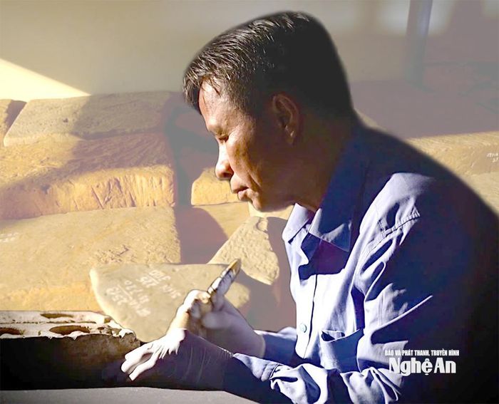 PGS.TS Nguyễn Quang Hồng trong quá trình đối chiếu, phân tích các hiện vật từ nền tháp cổ Nhạn Tháp. Ảnh: Như Phong