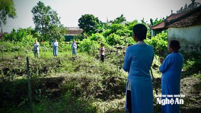 Người dân Hồng Long lặng lẽ hành lễ bên nền tháp cũ – nơi lưu giữ niềm tin và ký ức về một di tích linh thiêng. Ảnh: Thanh Thảo