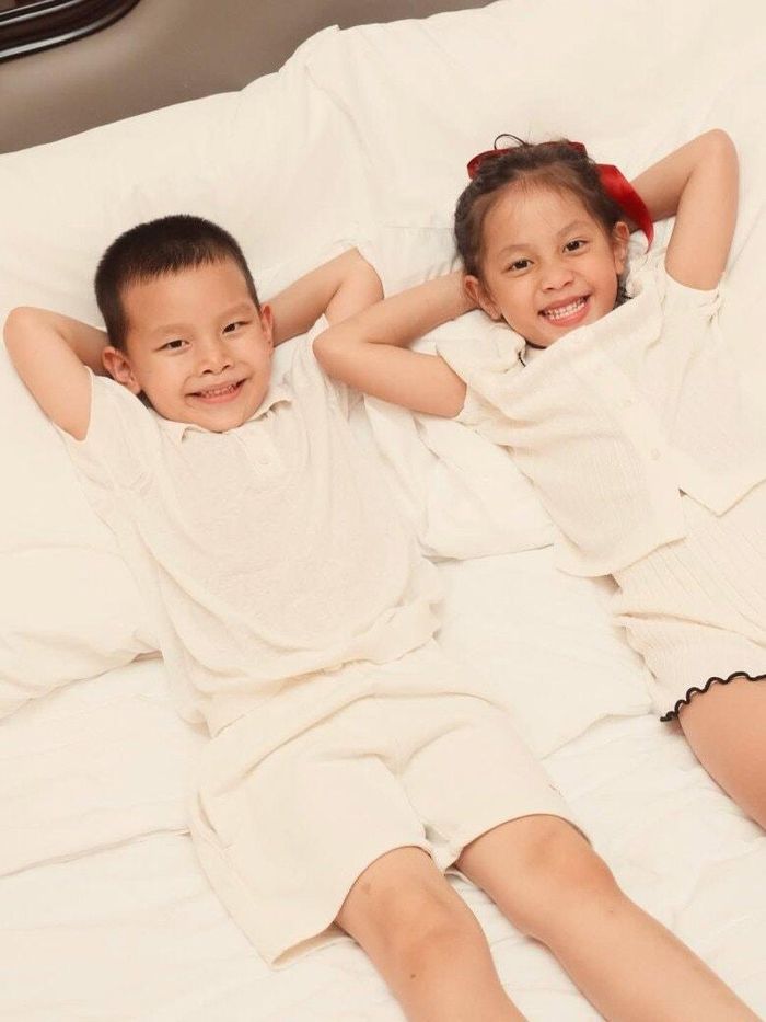 Cặp song sinh nhà Kim Lý - Hồ Ngọc Hà được khen đáng yêu ở tuổi lên 5.