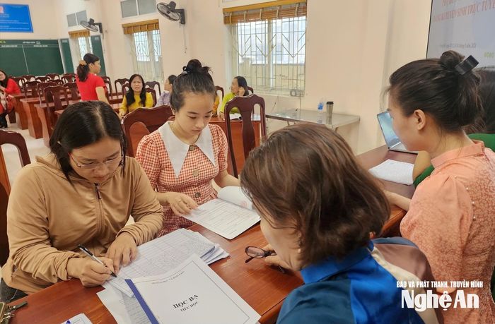 Học sinh tiểu học khi chuyển trường sẽ bỏ thành phần hồ sơ là học bạ giấy. Ảnh: Mỹ Hà