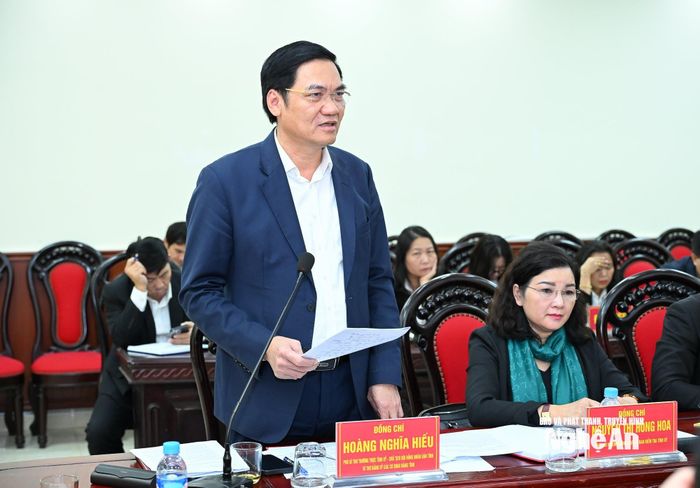 Đồng chí Hoàng Nghĩa Hiếu - Phó Bí thư Thường trực Tỉnh ủy, Chủ tịch HĐND tỉnh phát biểu tại buổi sinh hoạt. Ảnh: Thành Cường