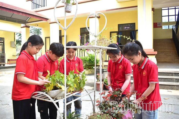 Hoạt động 5 phút sạch trường tại Trường Tiểu học Tiêu Sơn