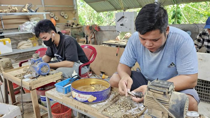 Sản phẩm trầm hương của "Xưởng Mộc Việt" được chế tác tỉ mỉ, tinh xảo, mang đậm dấu ấn văn hóa Việt - Ảnh: L.A