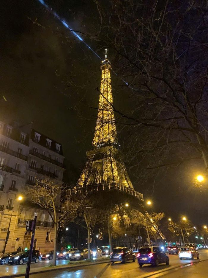 Mùa đông ở Paris ấm áp bởi ánh sáng rực rỡ trên các đại lộ. Ảnh: MP