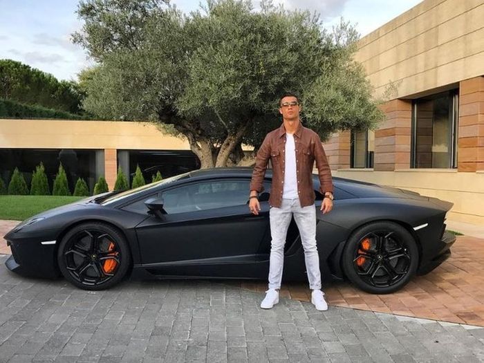 Ronaldo sở hữu nhiều siêu xe.