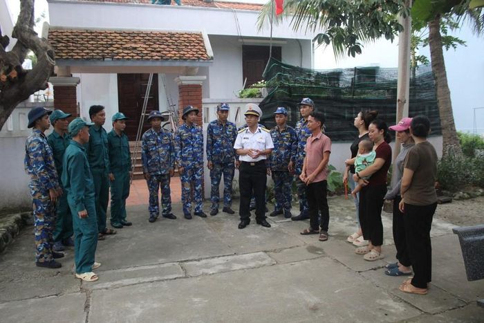 Chỉ huy đảo và các đơn vị thăm hỏi, dặn dò người dân ở đặc khu Trường Sa trước bão số 13. Ảnh: TTXVN phát