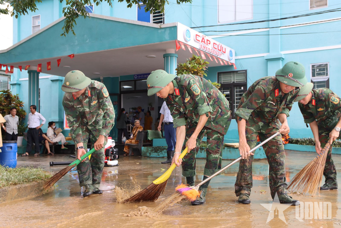 Những chiến sĩ trẻ Trung đoàn 143, Sư đoàn 315 dọn vệ sinh Trung tâm y tế Khu vực Duy Xuyên, TP Đà Nẵng.