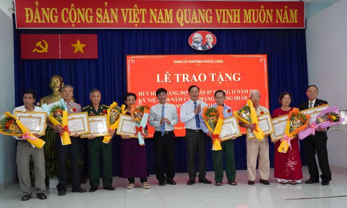  Các đảng viên nhận Huy hiệu 50 năm tuổi Đảng 