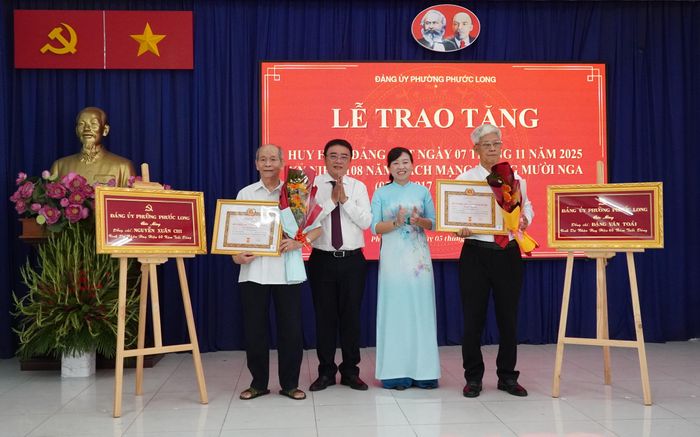  Các đảng viên vinh dự nhận Huy hiệu 60 năm tuổi Đảng 
