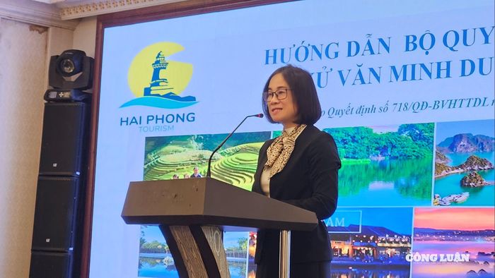 Bà Mai Thị Huệ, Phó Hiệu trưởng Trường Cao đẳng Du lịch Hải Phòng đã hướng dẫn chi tiết Bộ Quy tắc ứng xử văn minh du lịch.