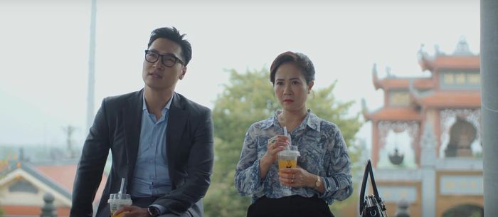 Triển khuyên bà Tứ, vợ ông Sách, không nên can dự vào chuyện của người cháu.