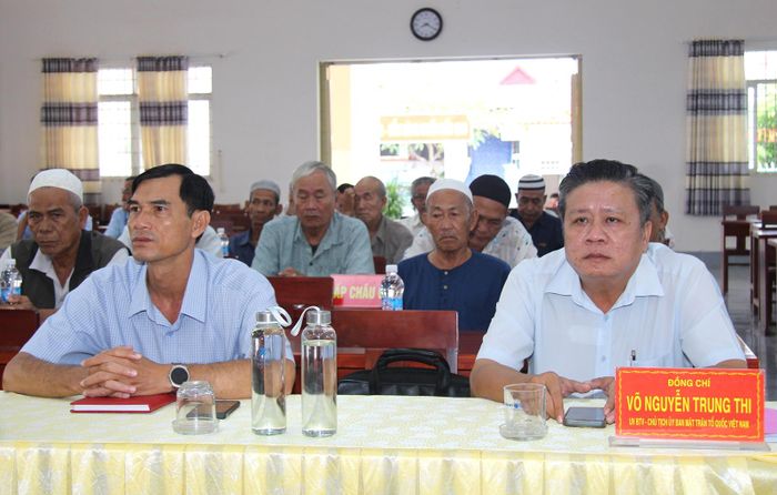 Lãnh đạo HĐND, UBND, Ủy ban MTTQ Việt Nam xã Châu Phong dự hội nghị.