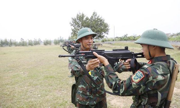Những người thầy tại Trường Quân sự Quân đoàn 12 sửa từng động tác cho học viên trong huấn luyện.