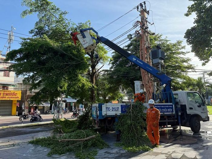  Khẩn trương hoàn thành chặt tỉa cành cây, chằng chống, gia cố nhà ở; có biện pháp đảm bảo an toàn, hạn chế thiệt hại về kho tàng, trụ sở, công trình công cộng. Ảnh: P.V 