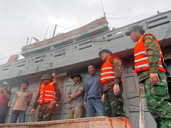 Bộ đội biên phòng Gia Lai vận động ngư dân lên bờ tránh trú bão. Ảnh: TTXVN phát