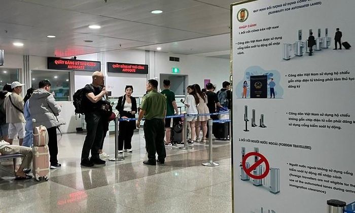  Chính sách thị thực điện tử (e-visa) hiện nay của Việt Nam được đánh giá tích cực nhờ mở rộng diện áp dụng lên cho tất cả các quốc gia và vùng lãnh thổ, kéo dài thời hạn lưu trú đến 90 ngày và thủ tục đăng ký hoàn toàn trực tuyến thuận tiện, góp phần nâng cao năng lực cạnh tranh điểm đến và cải thiện trải nghiệm nhập cảnh cho du khách quốc tế. (Ảnh minh họa: TTXVN) 