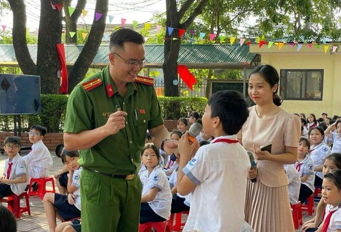  Cán bộ Học viện Cảnh sát nhân dân trao đổi, chia sẻ cùng giáo viên và học sinh Trường tiểu học Dương Liễu B, xã Dương Hòa (Hà Nội) về cách phòng chống ma túy, thuốc lá điện tử. (Ảnh: PHƯỢNG NGUYỄN) 