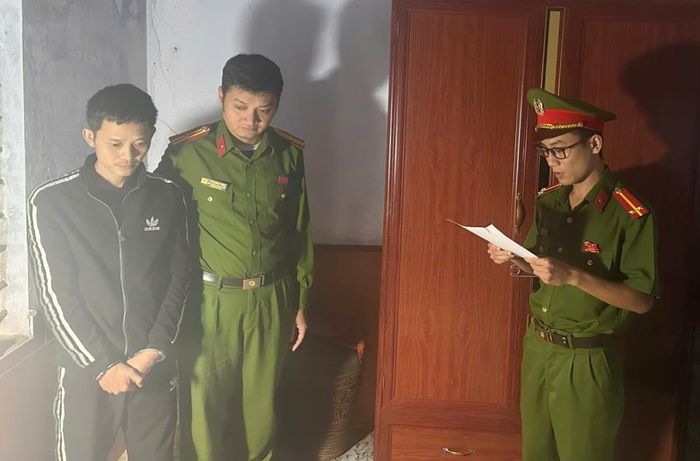 Công an phường Đồng Hới thi hành lệnh tạm giữ đối với Nguyễn Công Tâm.