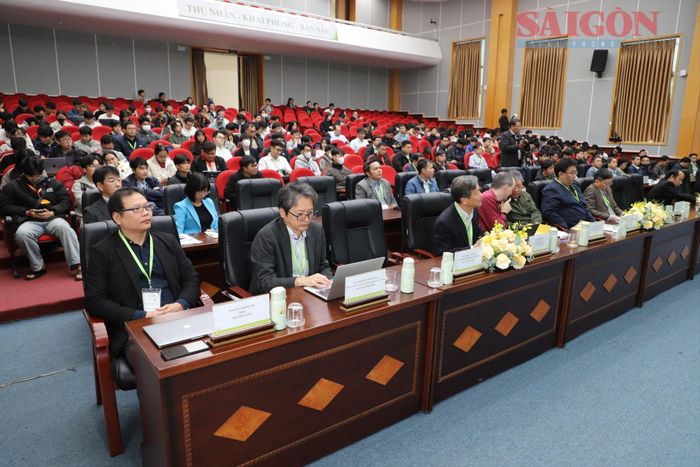 Hội nghị được hỗ trợ bởi Viện Khoa học và Công nghệ Tiên tiến Nhật Bản (JAIST) và Câu lạc bộ các Khoa –Trường – Viện Công nghệ thông tin – Truyền thông Việt Nam (ICTFISU), thu hút đông đảo chuyên gia tham dự. Ảnh: ĐOÀN KIÊN
