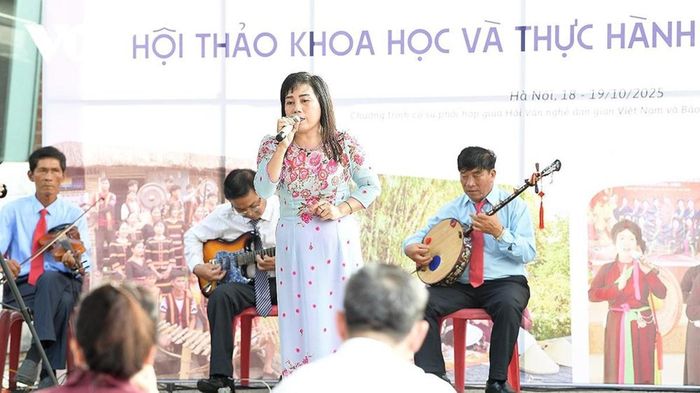 Hoạt động diễn xướng của các nghệ sĩ CLB Văn nghệ Đờn ca tài tử tỉnh Cà Mau bên lề hội thảo về thực hành diễn xướng dân gian của nghệ nhân dân gian tại Bảo tàng Dân tộc học Việt Nam. Ảnh: NVCC