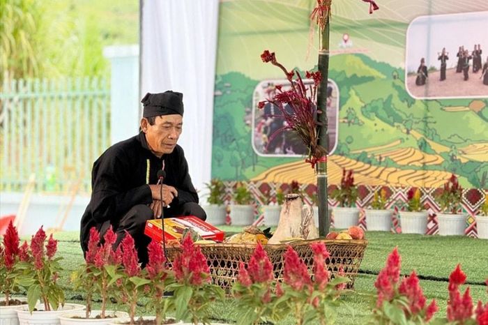 Nghệ nhân Hù Văn Thịt thực hiện nghi thức khấn lễ trời đất, ông bà tổ tiên, thần linh. Ảnh: Thúy Hồng