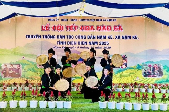 Người Cống bản Nậm Kè chung vui trong lời hát, điệu múa tra hạt truyền thống. Ảnh: Thúy Hồng