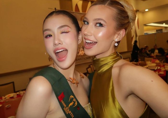Suốt hành trình dự thi, đại diện Cộng hòa Séc nổi bật với nhan sắc, phong thái tự tin và tinh thần bảo vệ môi trường. Tân Hoa hậu đang thực hiện dự án “From Plate to Planet” giảm lãng phí thực phẩm và tham gia “Mini Academy” – chương trình do thanh thiếu niên EU dẫn dắt, thúc đẩy lối sống xanh và phát triển bền vững.