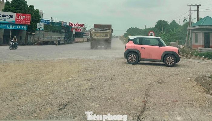  Mặt đường tỉnh lộ trên địa bàn xã Như Quỳnh bị xé rách, bê tông nhựa bong tróc, mỗi khi xe tải đi qua là bụi mù mịt. 