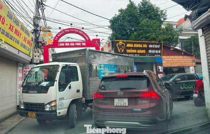  Tuyến đường Tô Quyền chỉ rộng 2 làn xe nhưng sáng 5/11 rất nhiều xe tải không phải biển địa phương (Hưng Yên) đi vào, gây tắc đường kéo dài. 