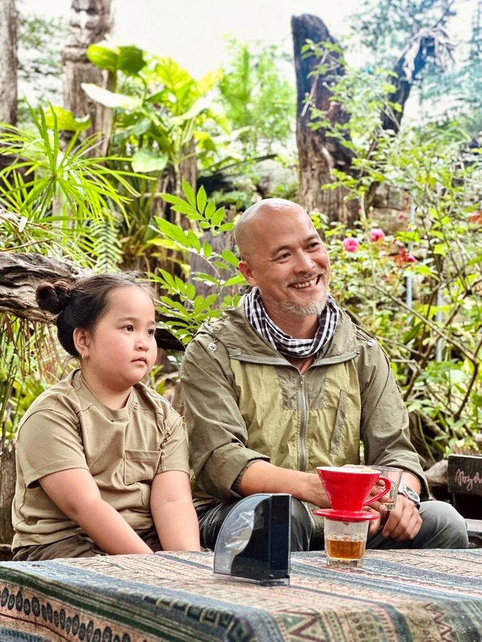 Bố con họa sĩ Hồ Việt và trải nghiệm khó quên trong Cha con vạn dặm - Ảnh 1.