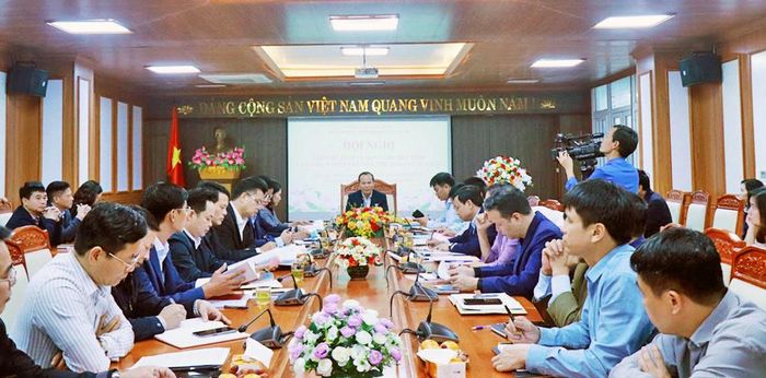  Quang cảnh buổi làm việc. 