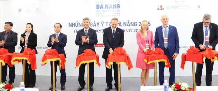 Các đại biểu cắt băng khai mạc sự kiện. Ảnh: NGỌC HÀ