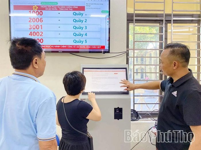 Trung tâm phục vụ hành chính công xã An Nghĩa trang bị máy tra cứu thông tin phục vụ người dân đến giao dịch hành chính