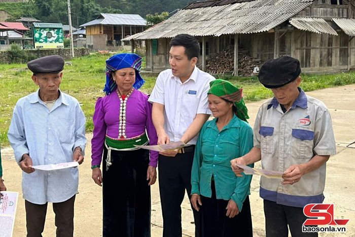 Cán bộ Trung tâm Trợ giúp pháp lý Nhà nước tỉnh tuyên truyền, TGPL cho người cao tuổi xã Ngọc Chiến. Ảnh PV