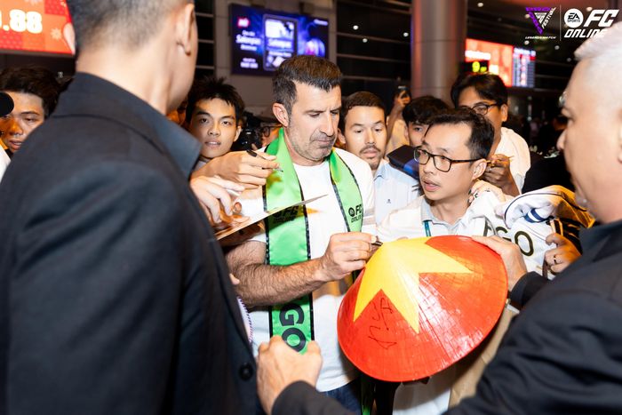  Figo dành thời gian ký tặng người hâm mộ Việt Nam. 