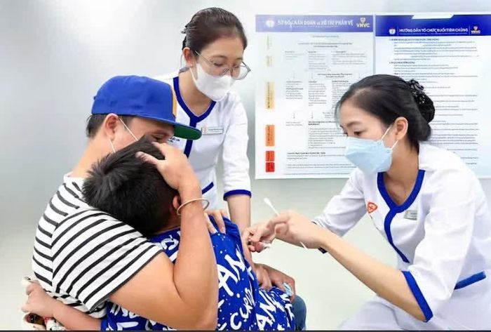 Bệnh nhi được tiêm chủng vắc-xin phòng chống sốt xuất huyết tại Trung tâm tiêm chủng VNVC.