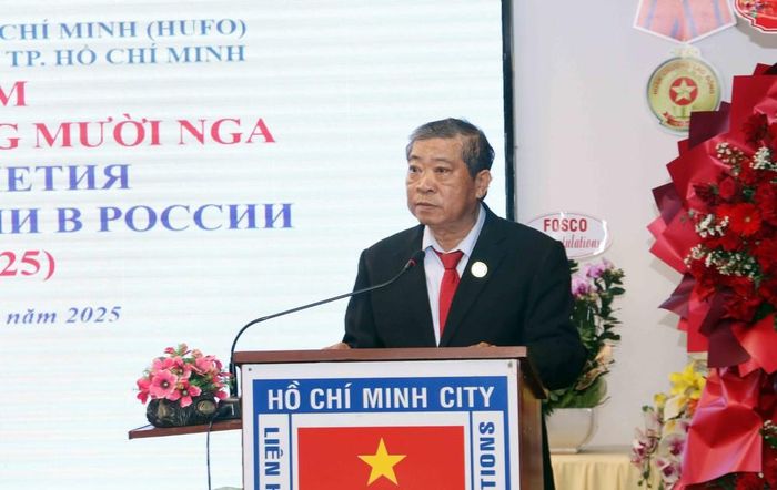 Ông Hoàng Minh Nhân, Chủ tịch Hội hữu nghị Việt Nam - Nga Thành phố Hồ Chí Minh, ôn lại ý nghĩa Cách mạng Tháng Mười Nga. Ảnh: Xuân Khu - TTXVN