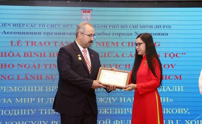 Bà Hà Thanh, Chủ tịch Liên hiệp các tổ chức hữu nghị Thành phố Hồ Chí Minh, trao Kỷ niệm chương "Vì hòa bình, hữu nghị giữa các dân tộc” của Liên hiệp các tổ chức hữu nghị Việt Nam cho ông Timur Sirozhevich, Tổng Lãnh sự Liên bang Nga tại Thành phố Hồ Chí Minh. Ảnh: Xuân Khu- TTXVN