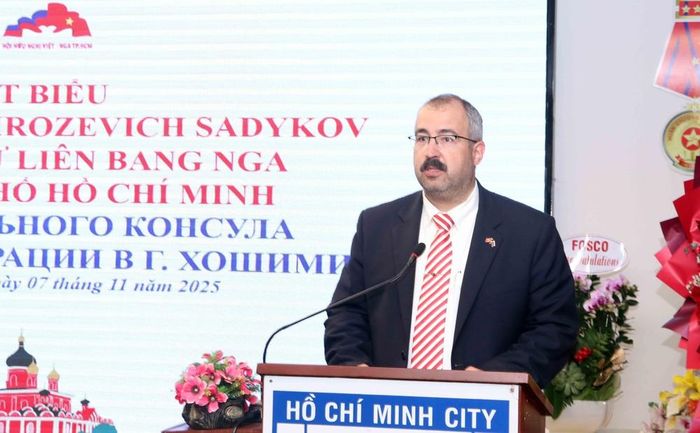 Ông Timur Sirozhevich, Tổng Lãnh sự Liên bang Nga tại Thành phố Hồ Chí Minh, phát biểu tại buổi họp mặt. Ảnh: Xuân Khu - TTXVN